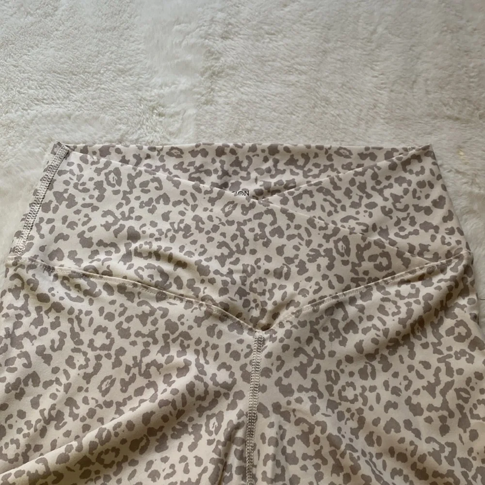 New Evolution and Creation Cream Leopard Print Leggings Set! Too big for me! - Picture 6 of 7